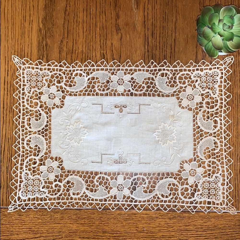 Set of 4 Beautiful Handmade Doilies/Placemats - Picture 1 of 5